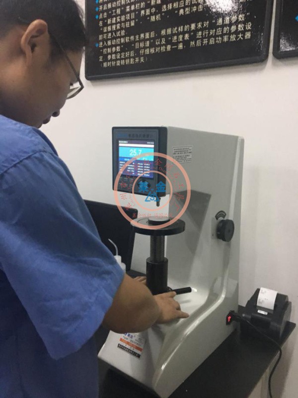 老客戶推薦給新客戶的另一臺(tái)數(shù)顯洛氏硬度計(jì)，在客戶現(xiàn)場(chǎng)順利交付